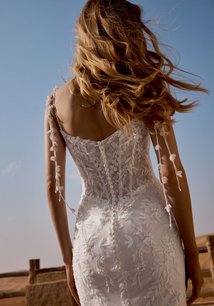 Robe de mariée 66488 de LILLIAN WEST – Matière : dentelle – bretelles fleuries