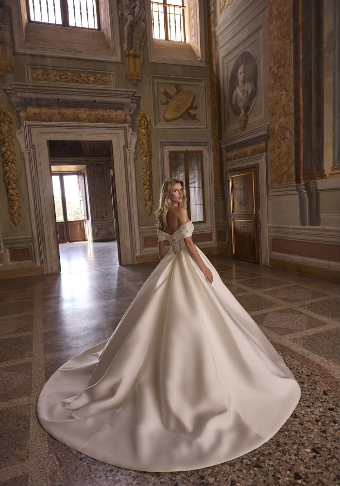 Robe de mariée AARTI de VENI INFANTINO – Matière : mikado – épaules dénudées, corset lacé, traîne cathédrale