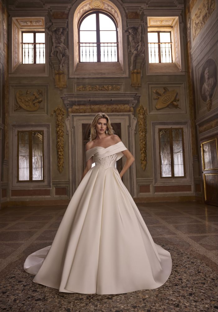 Robe de mariée AARTI de VENI INFANTINO – Matière : mikado – épaules dénudées, corset lacé, traîne cathédrale