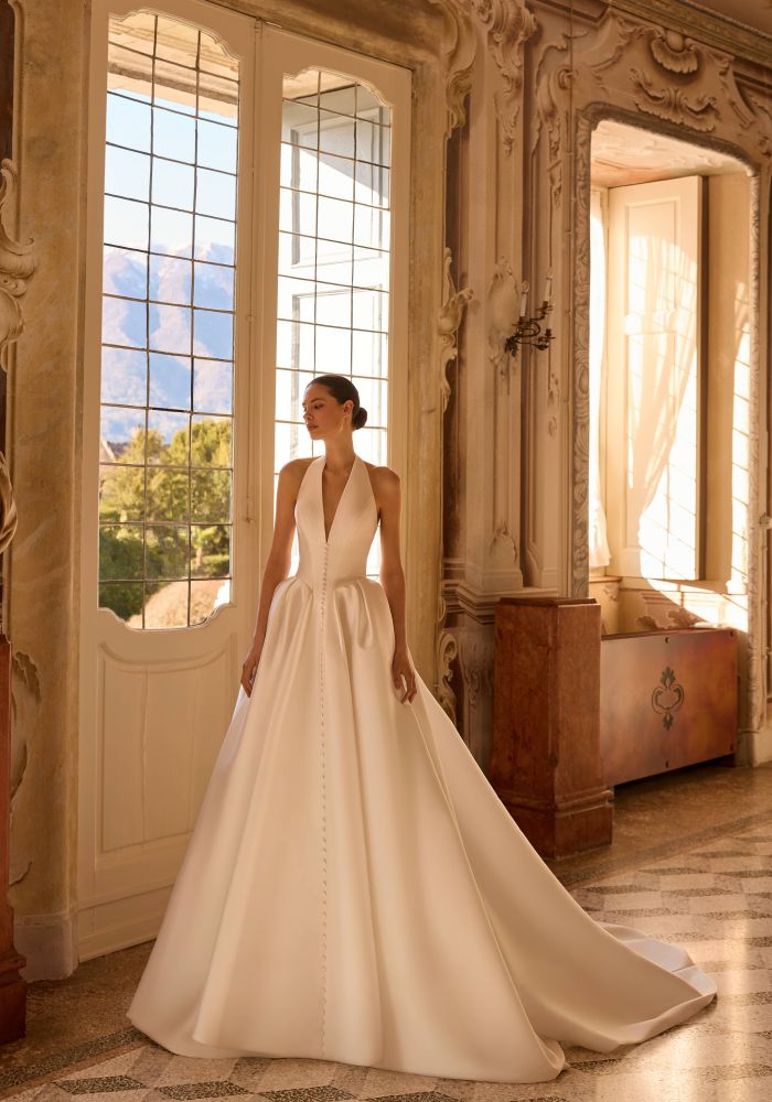 Robe de mariée AQUAMARINE de  – Matière : mikado – mikado, princesse, décolleté V halter, dos nu, rangée de boutons couture, longue traîne