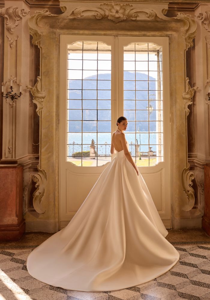Robe de mariée AQUAMARINE de  – Matière : mikado – mikado, princesse, décolleté V halter, dos nu, rangée de boutons couture, longue traîne