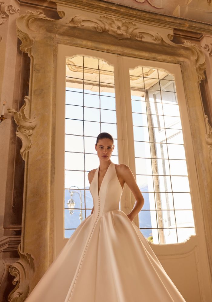 Robe de mariée AQUAMARINE de  – Matière : mikado – mikado, princesse, décolleté V halter, dos nu, rangée de boutons couture, longue traîne