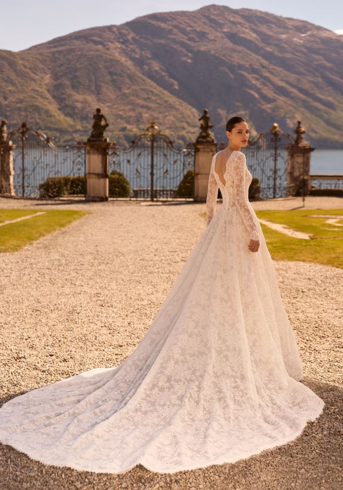 Robe de mariée DIAMOND de  – Matière : dentelle – dentelle rebrodée perles paillettes, A-line, décolleté V profond, manches longues dentelle, traîne majestueuse