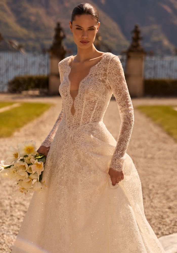 Robe de mariée DIAMOND de  – Matière : dentelle – dentelle rebrodée perles paillettes, A-line, décolleté V profond, manches longues dentelle, traîne majestueuse