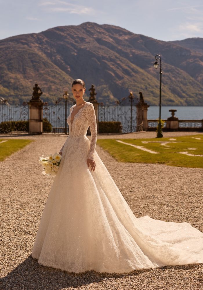 Robe de mariée DIAMOND de  – Matière : dentelle – dentelle rebrodée perles paillettes, A-line, décolleté V profond, manches longues dentelle, traîne majestueuse