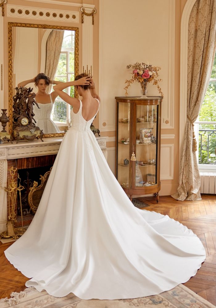 Robe de mariée MARLEY AVEC SURTRAÎNE de JUSTIN ALEXANDER – Matière : mikado – appliqués de dentelle du corsage