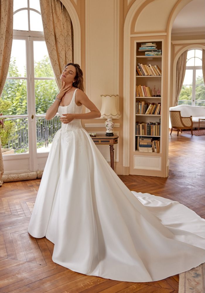 Robe de mariée MARLEY AVEC SURTRAÎNE de JUSTIN ALEXANDER – Matière : mikado – appliqués de dentelle du corsage