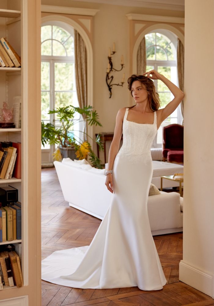 Robe de mariée MARLEY AVEC SURTRAÎNE de JUSTIN ALEXANDER – Matière : mikado – appliqués de dentelle du corsage