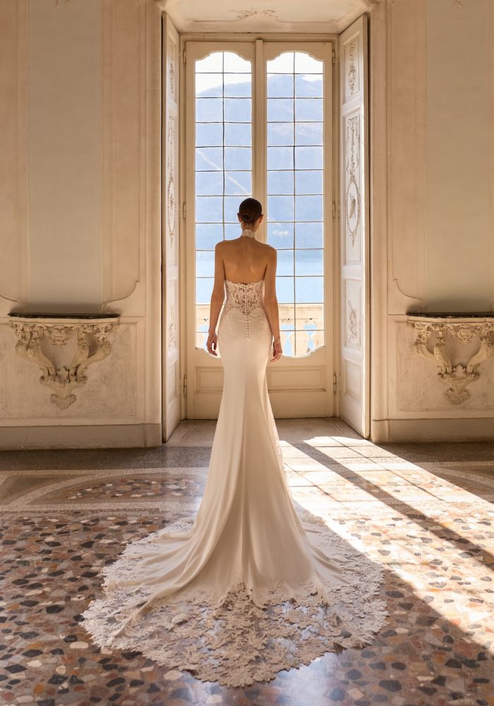 Robe de mariée ONYX de ALBERTO PALATCHI – Matière : crepe – fourreau, crêpe, bustier dentelle, col altier montant, dos nu, boutons couture, traîne appliqués dentelle