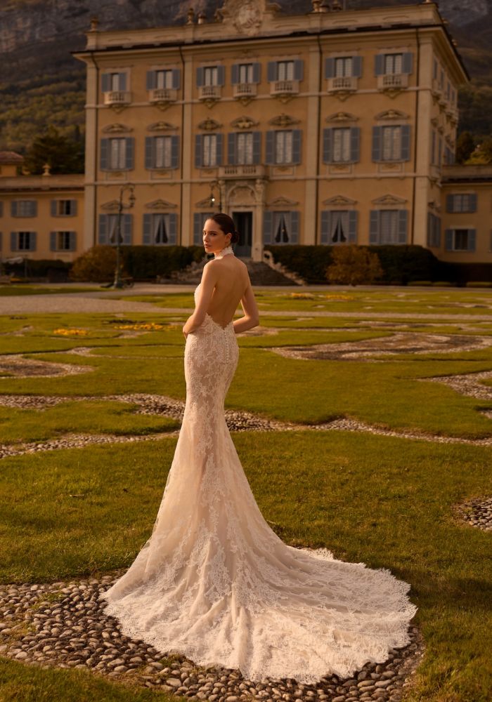 Robe de mariée TOPAZ de  – Matière : dentelle – dentelle, fourreau, col halter dentelle, dos entièrement nu, boutons couture, traîne dentelle