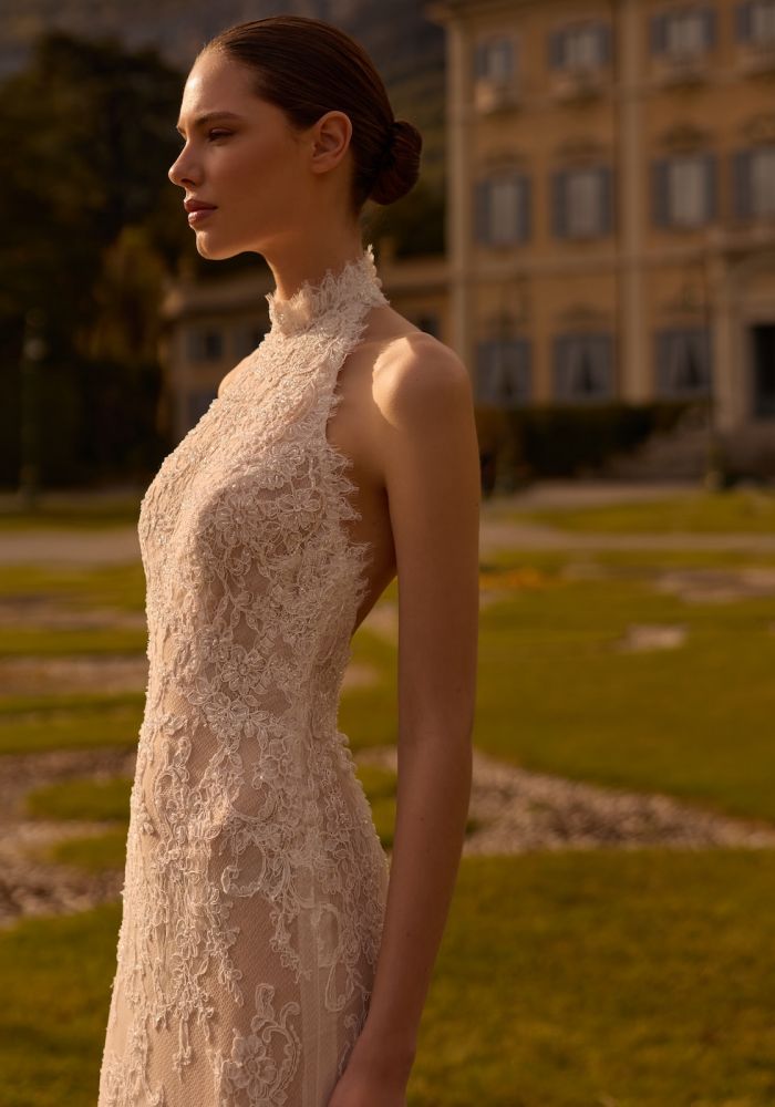 Robe de mariée TOPAZ de  – Matière : dentelle – dentelle, fourreau, col halter dentelle, dos entièrement nu, boutons couture, traîne dentelle