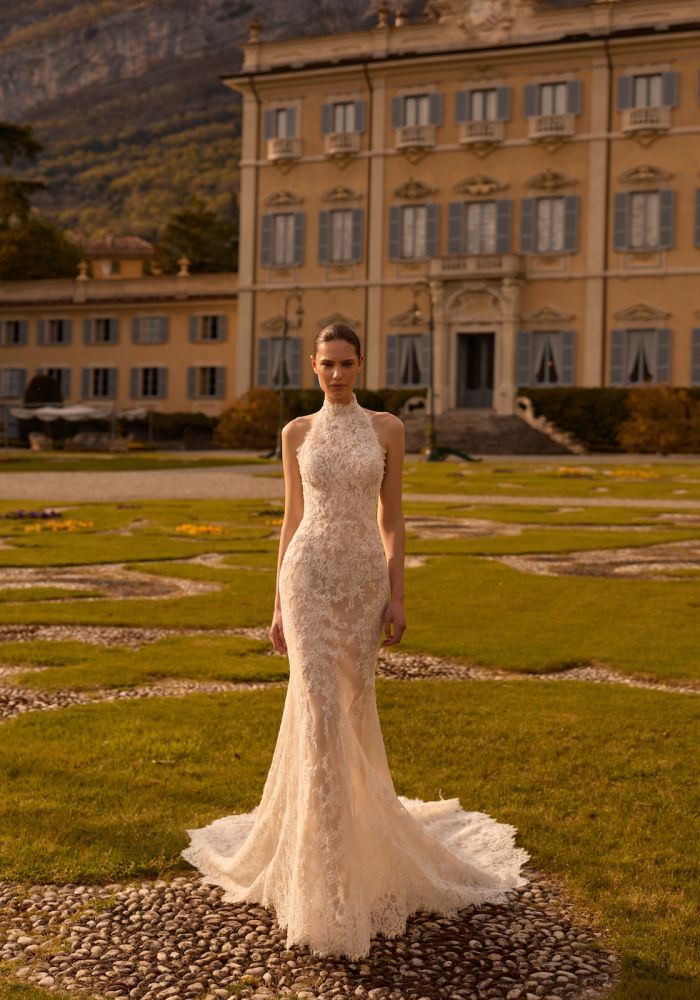 Robe de mariée TOPAZ de  – Matière : dentelle – dentelle, fourreau, col halter dentelle, dos entièrement nu, boutons couture, traîne dentelle