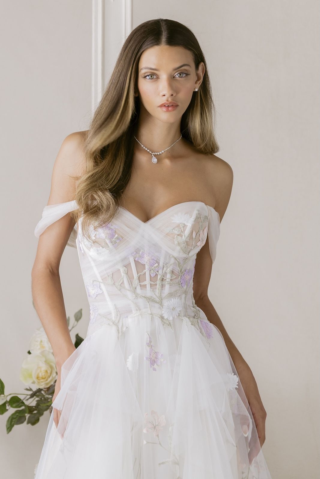 Robe de Mariée 1010044 de MORILEE – Matière : tulle – bretelles amovibles, broderie florale, corset transparent	—