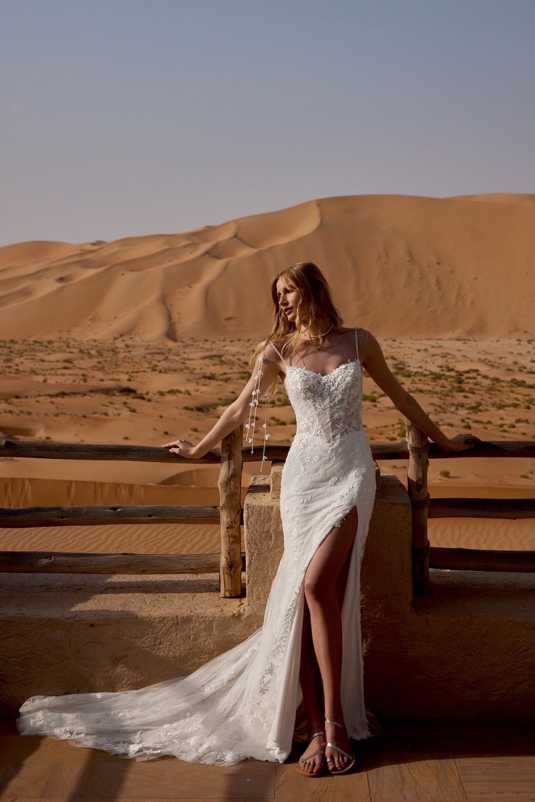 Robe de Mariée 66488 de LILLIAN WEST – Matière : dentelle – bretelles fleuries