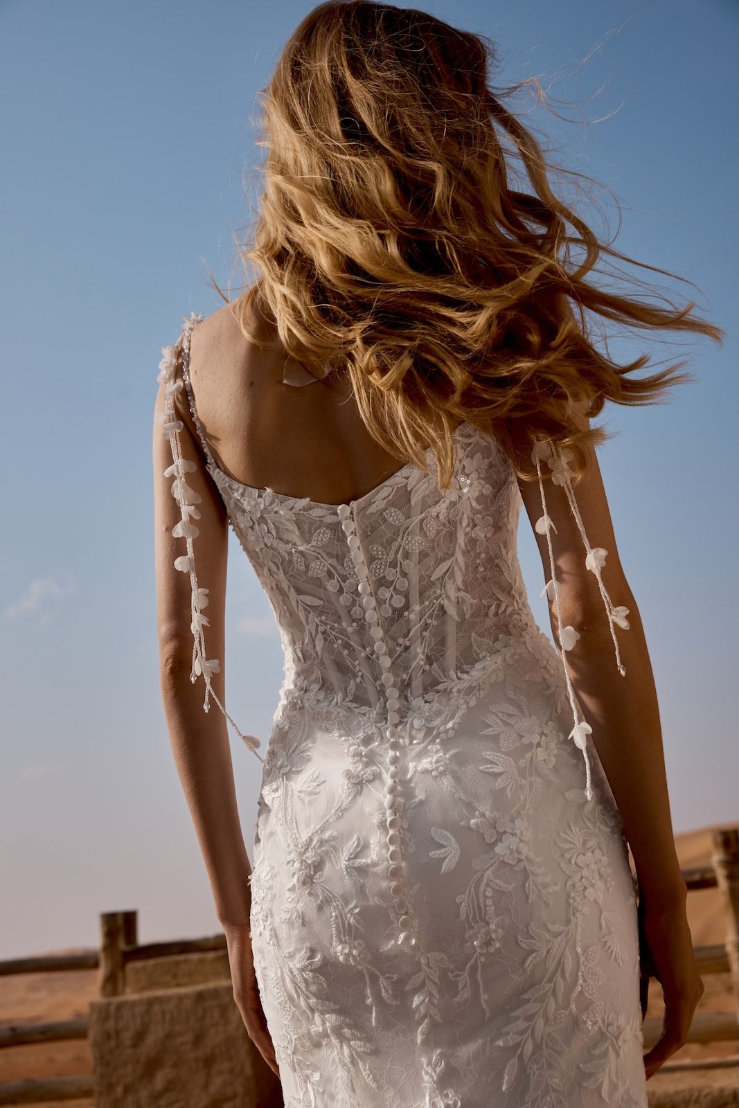 Robe de Mariée 66488 de LILLIAN WEST – Matière : dentelle – bretelles fleuries