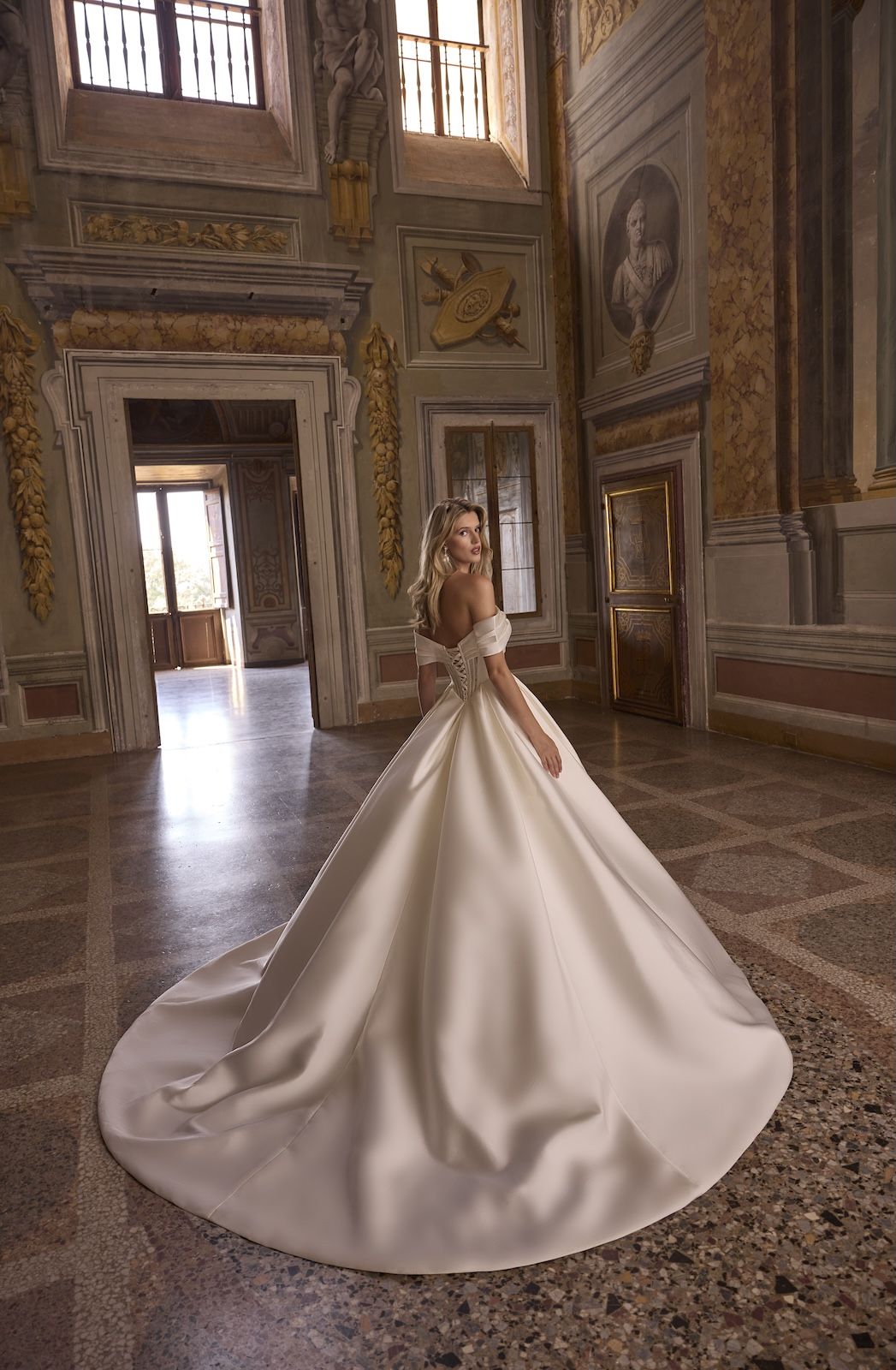 Robe de Mariée AARTI de VENI INFANTINO – Matière : mikado – épaules dénudées, corset lacé, traîne cathédrale