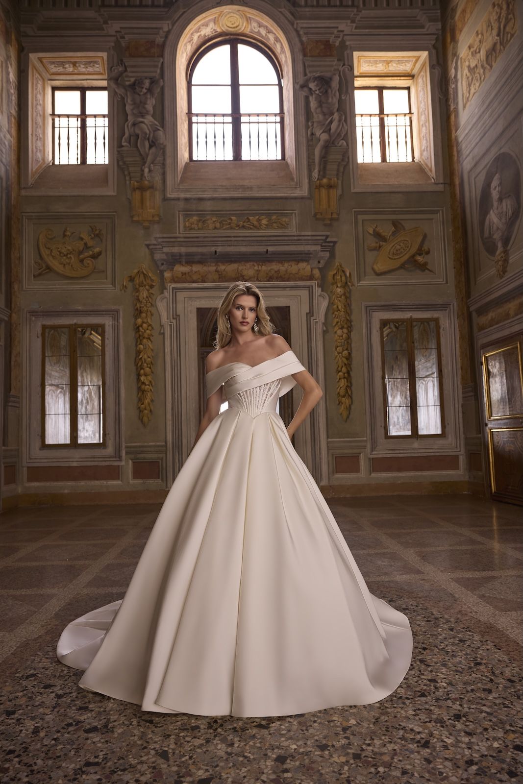 Robe de Mariée AARTI de VENI INFANTINO – Matière : mikado – épaules dénudées, corset lacé, traîne cathédrale