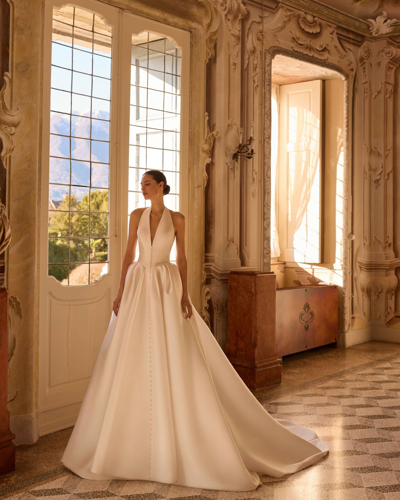Robe de Mariée AQUAMARINE de ALBERTO PALATCHI – Matière : mikado – mikado, princesse, décolleté V halter, dos nu, rangée de boutons couture, longue traîne
