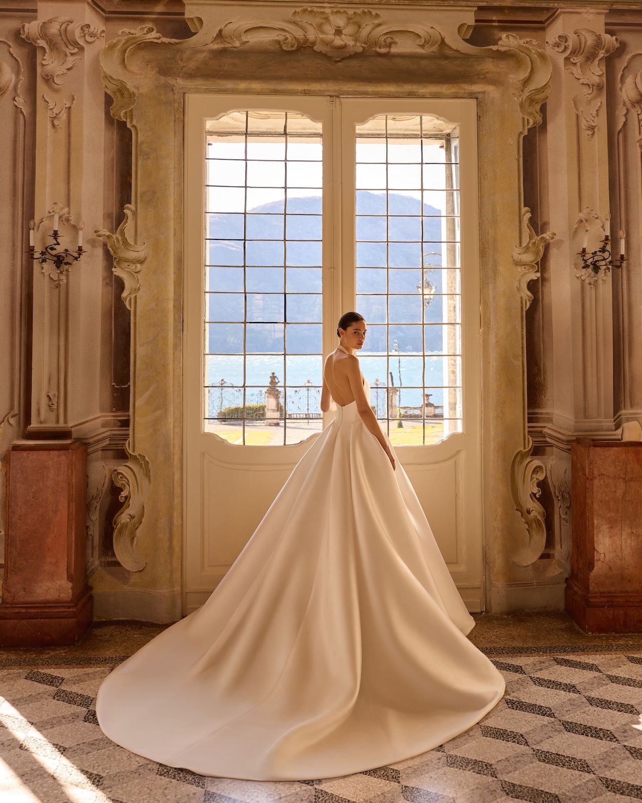 Robe de Mariée AQUAMARINE de ALBERTO PALATCHI – Matière : mikado – mikado, princesse, décolleté V halter, dos nu, rangée de boutons couture, longue traîne