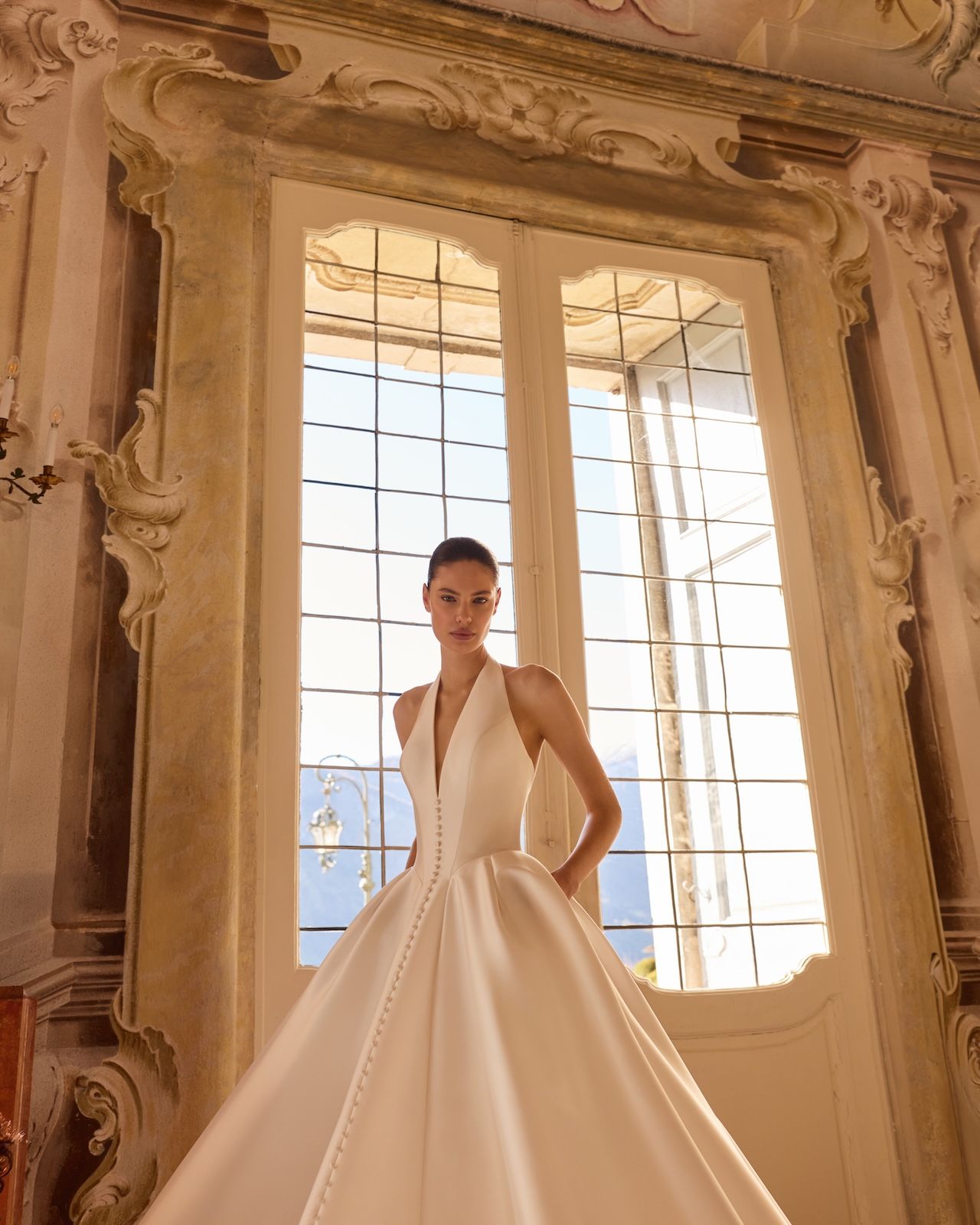Robe de Mariée AQUAMARINE de ALBERTO PALATCHI – Matière : mikado – mikado, princesse, décolleté V halter, dos nu, rangée de boutons couture, longue traîne
