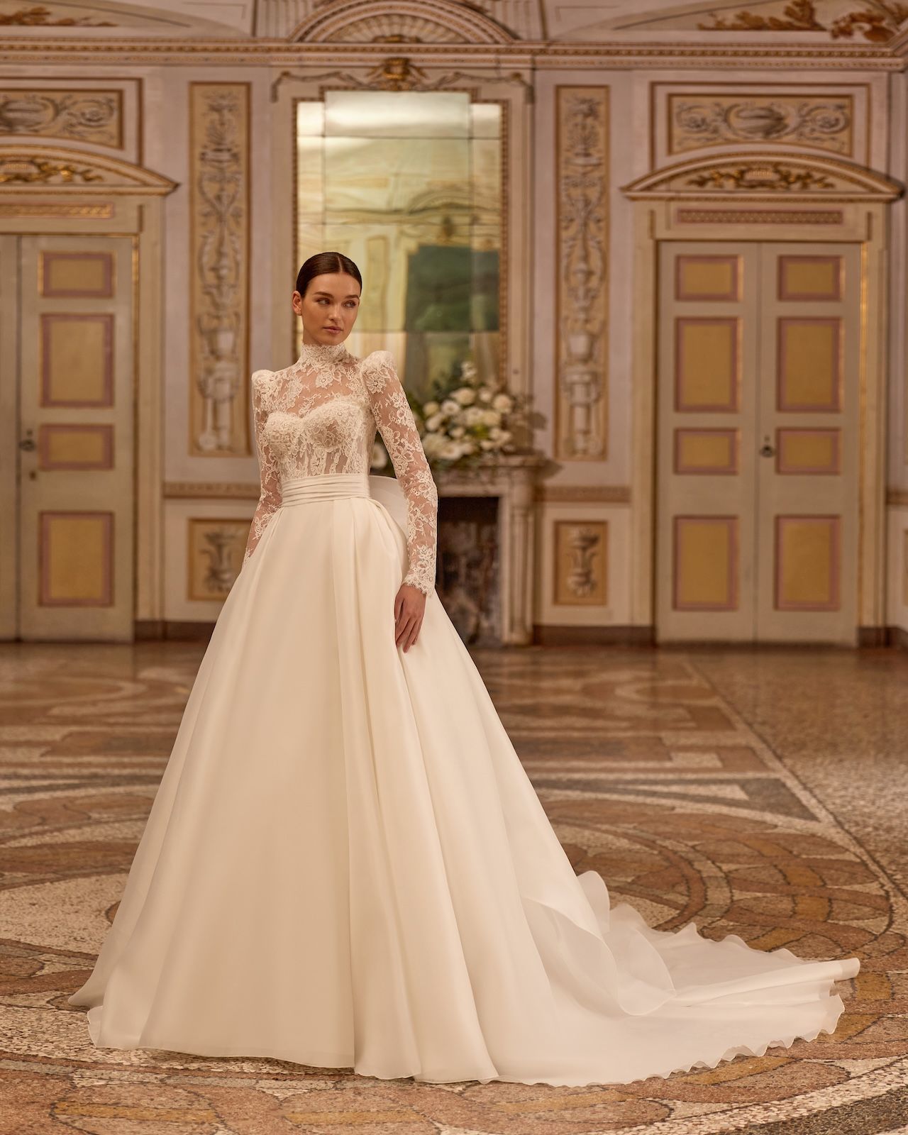 Robe de Mariée ARTEMISIA de ALBERTO PALATCHI – Matière : dentelle – dentelle, satin, organza, boléro amovible dentelle, col montant manches longues, traîne amovible, cérémonie religieuse