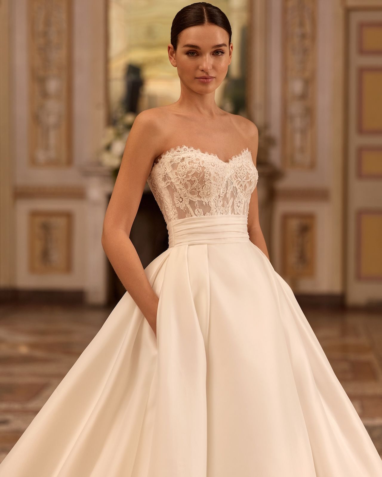 Robe de Mariée ARTEMISIA de ALBERTO PALATCHI – Matière : dentelle – dentelle, satin, organza, boléro amovible dentelle, col montant manches longues, traîne amovible, cérémonie religieuse