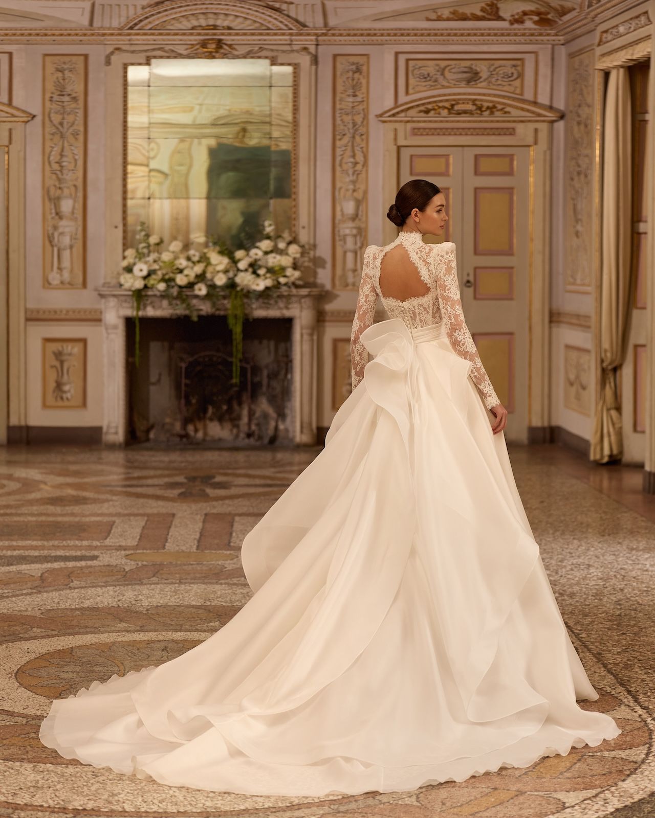 Robe de Mariée ARTEMISIA de ALBERTO PALATCHI – Matière : dentelle – dentelle, satin, organza, boléro amovible dentelle, col montant manches longues, traîne amovible, cérémonie religieuse