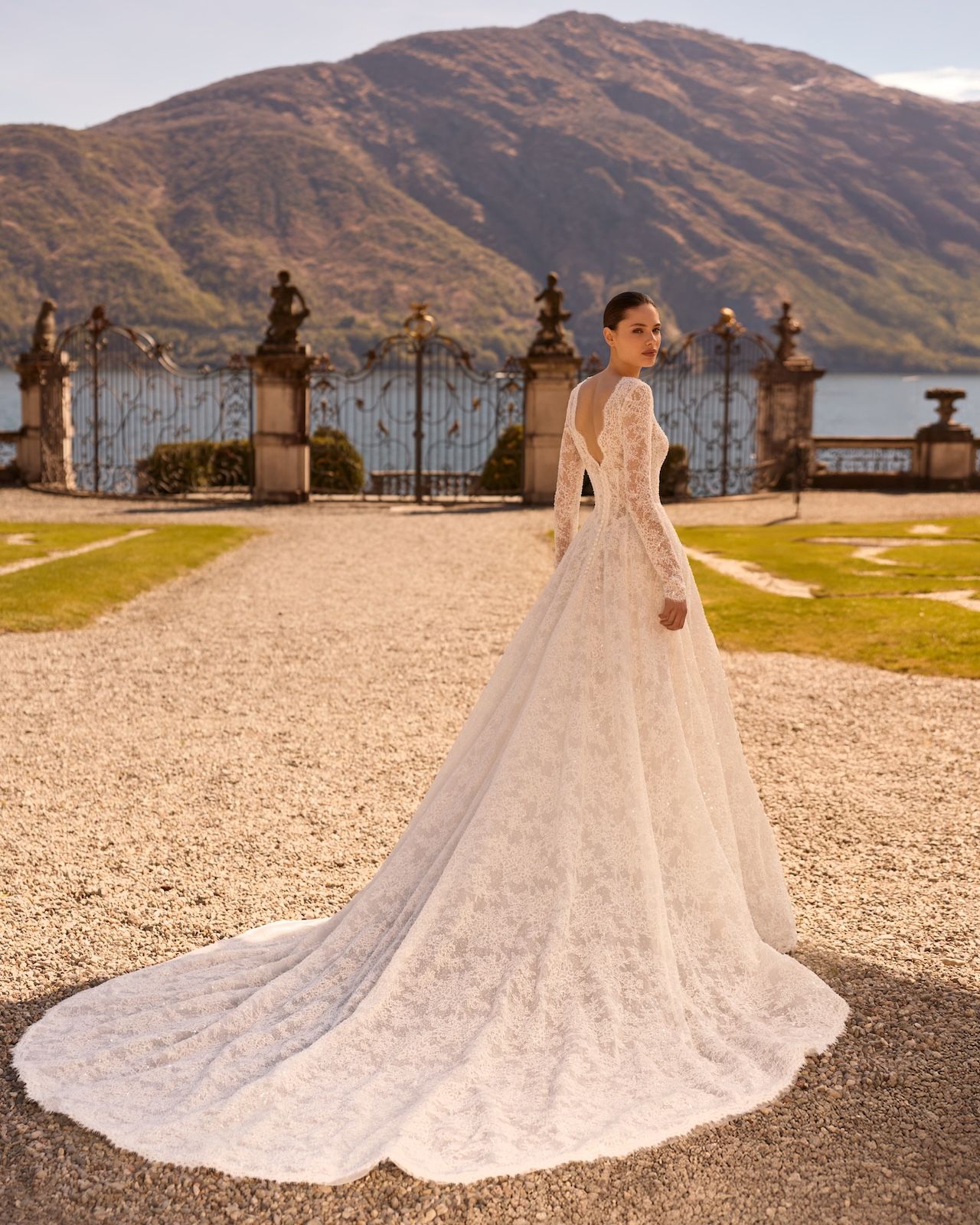 Robe de Mariée DIAMOND de ALBERTO PALATCHI – Matière : dentelle – dentelle rebrodée perles paillettes, A-line, décolleté V profond, manches longues dentelle, traîne majestueuse