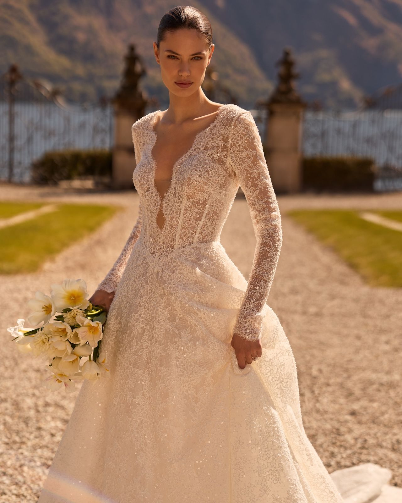 Robe de Mariée DIAMOND de ALBERTO PALATCHI – Matière : dentelle – dentelle rebrodée perles paillettes, A-line, décolleté V profond, manches longues dentelle, traîne majestueuse