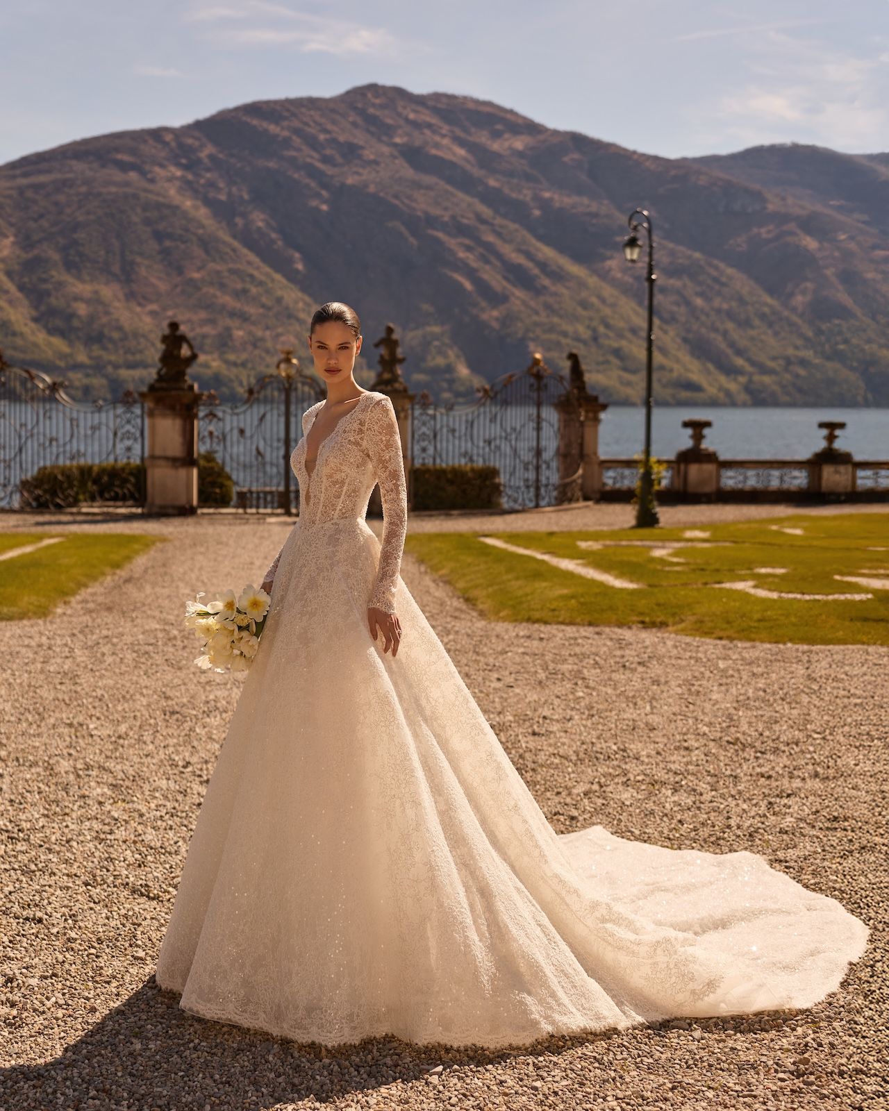 Robe de Mariée DIAMOND de ALBERTO PALATCHI – Matière : dentelle – dentelle rebrodée perles paillettes, A-line, décolleté V profond, manches longues dentelle, traîne majestueuse
