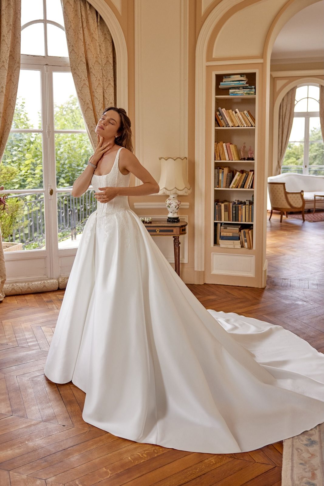Robe de Mariée MARLEY AVEC SURTRAÎNE de JUSTIN ALEXANDER – Matière : mikado – appliqués de dentelle du corsage