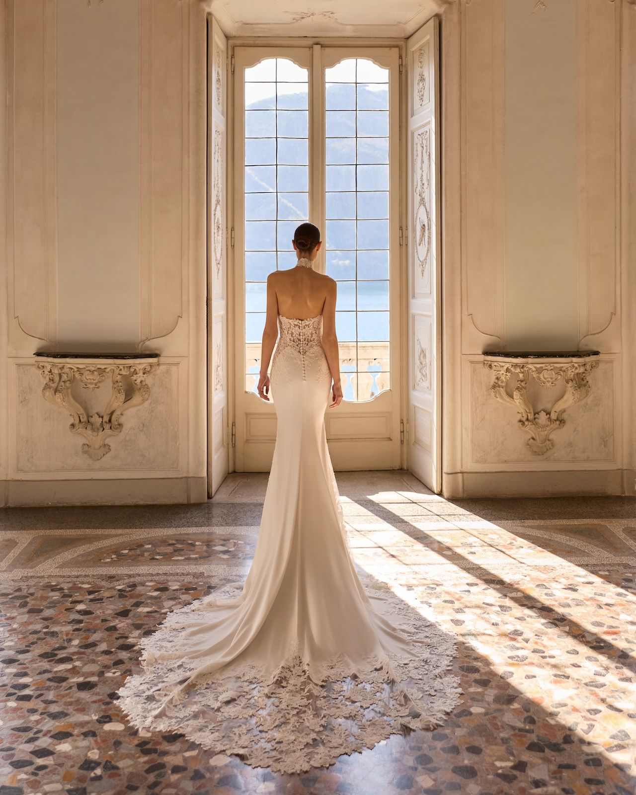 Robe de Mariée ONYX de ALBERTO PALATCHI – Matière : crepe – fourreau, crêpe, bustier dentelle, col altier montant, dos nu, boutons couture, traîne appliqués dentelle