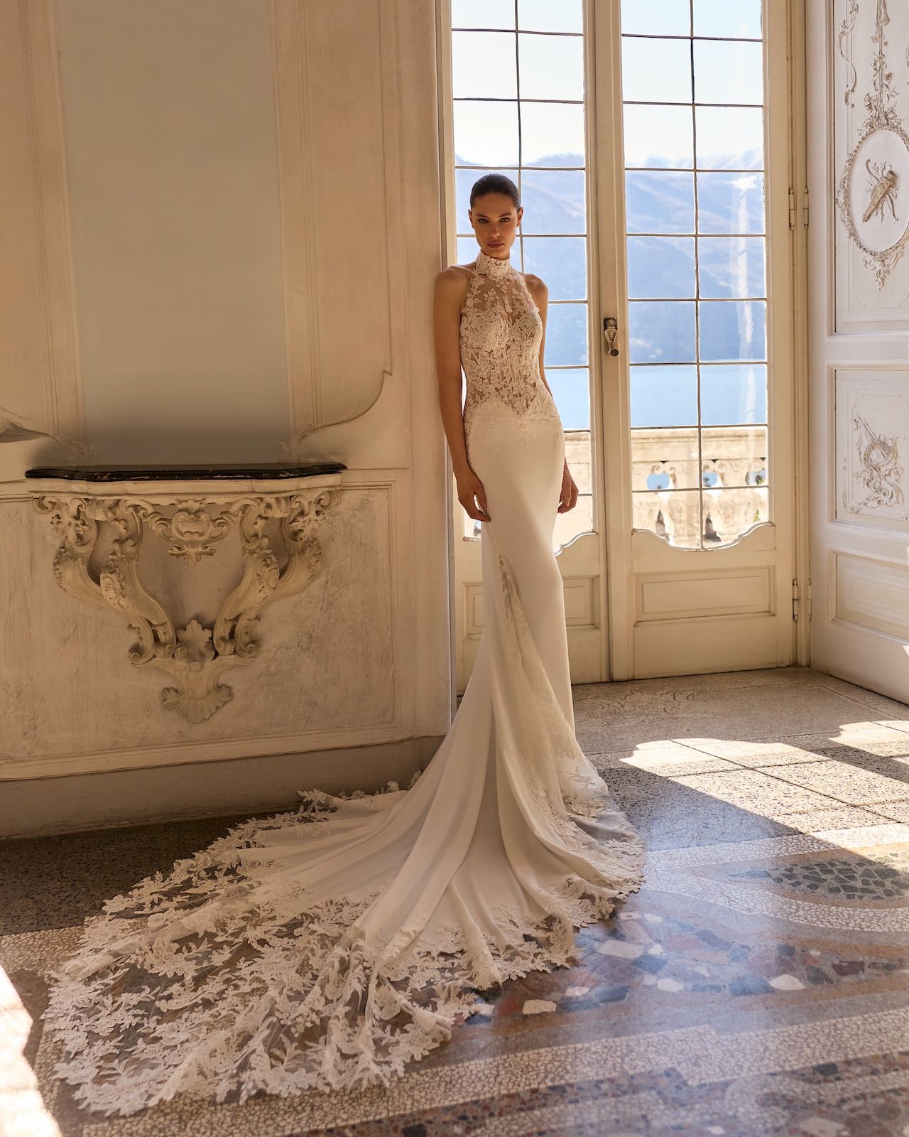 Robe de Mariée ONYX de ALBERTO PALATCHI – Matière : crepe – fourreau, crêpe, bustier dentelle, col altier montant, dos nu, boutons couture, traîne appliqués dentelle