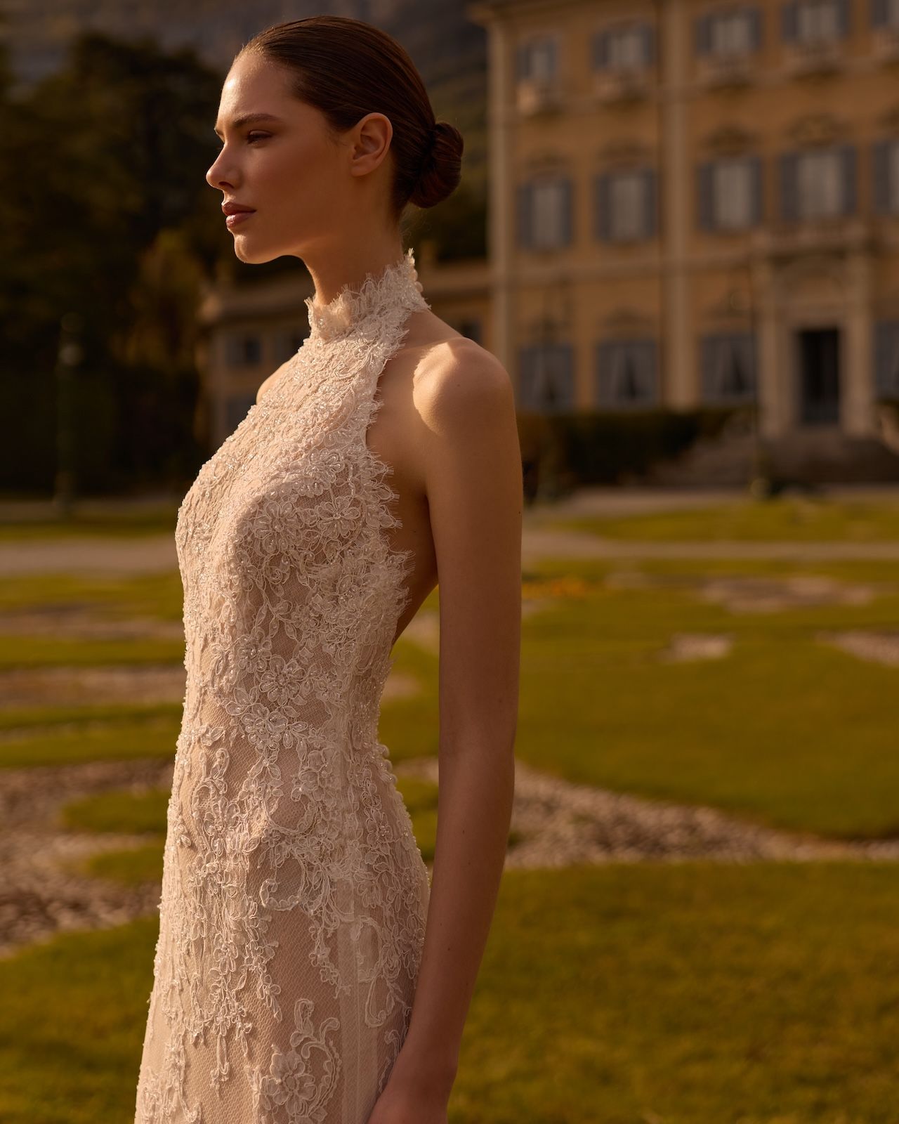 Robe de Mariée TOPAZ de ALBERTO PALATCHI – Matière : dentelle – dentelle, fourreau, col halter dentelle, dos entièrement nu, boutons couture, traîne dentelle