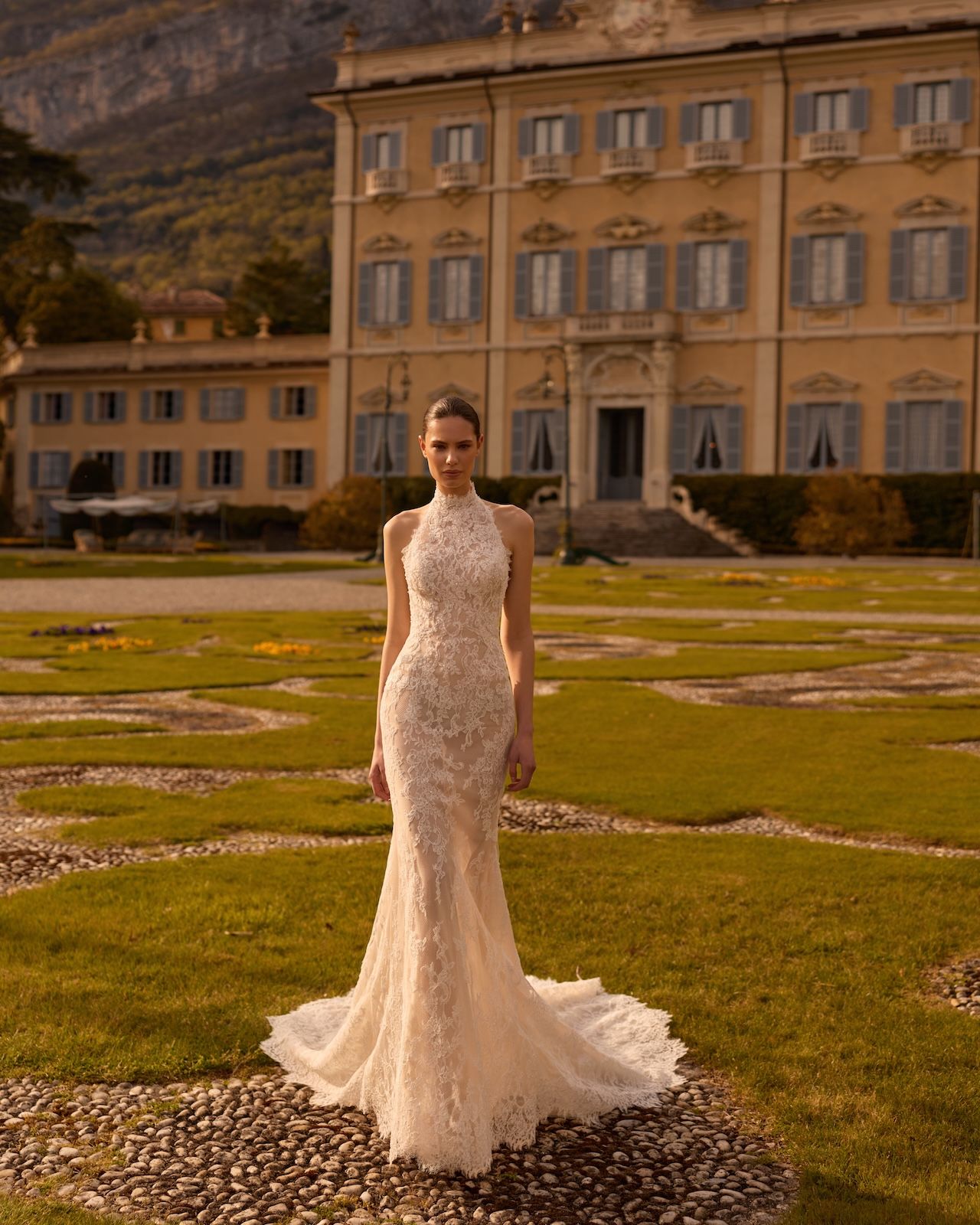 Robe de Mariée TOPAZ de ALBERTO PALATCHI – Matière : dentelle – dentelle, fourreau, col halter dentelle, dos entièrement nu, boutons couture, traîne dentelle